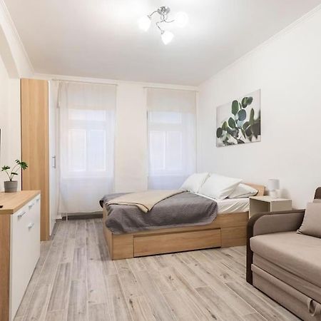 Apartman Vishegrad Apartment การ์โลวีวารี ภายนอก รูปภาพ