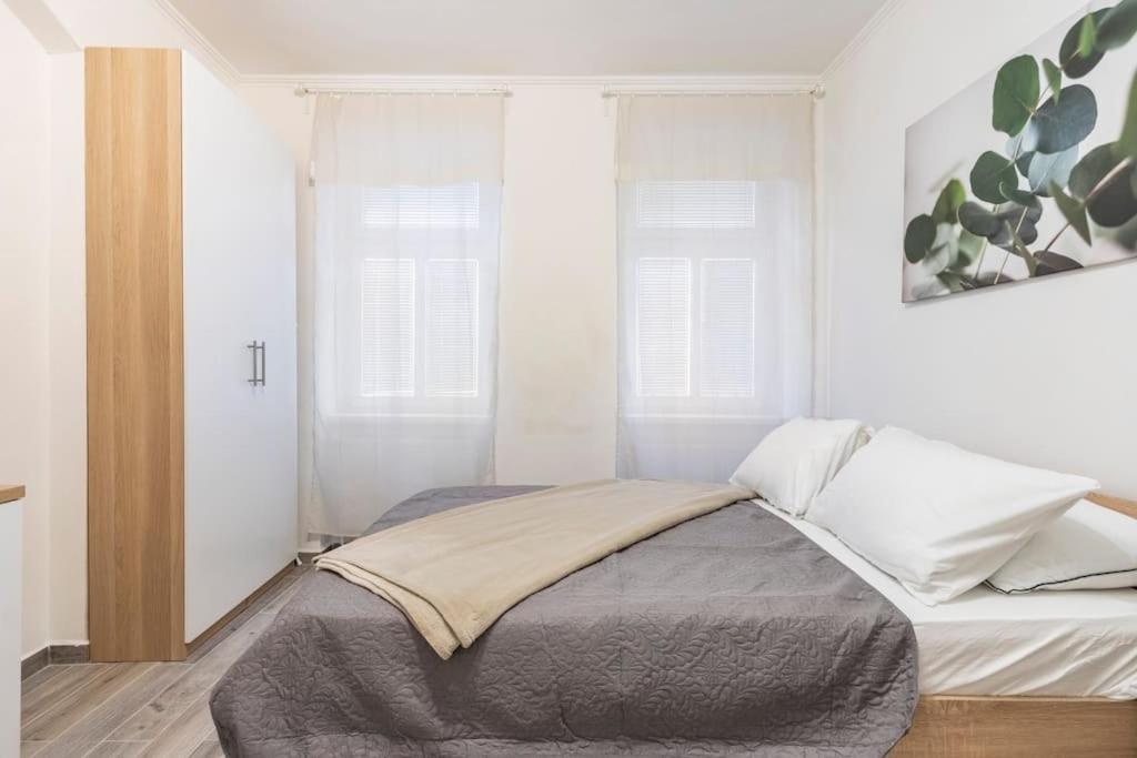 Apartman Vishegrad Apartment การ์โลวีวารี ภายนอก รูปภาพ